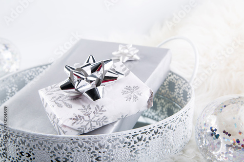 Prezenty. Świąteczne prezenty zapakowana w biało srebrne ozdoby.