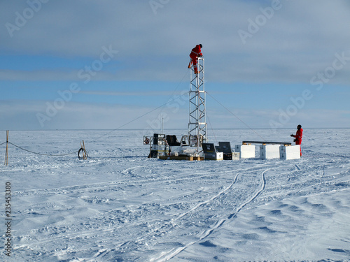 Errichtung eines Bohrturms für Eiskerne in der Arktis