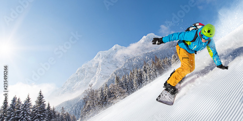 Snowboardzista człowiek jazda na stoku.