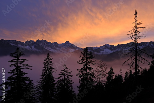 Abendstimmung im Winter mit Talnebel in den Alpen