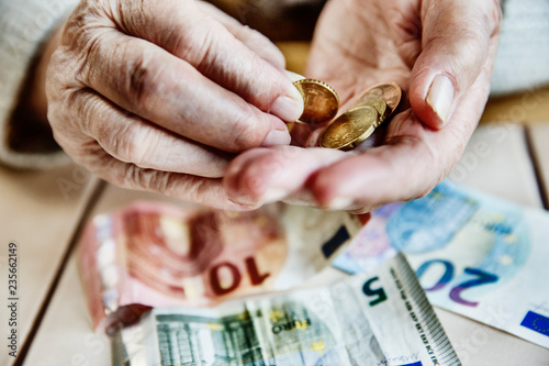 Seniorin, Euro, Geld, zählen