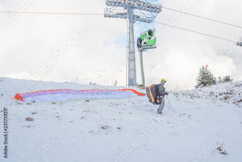 Paraglider/Fallschirmspringer im Winter