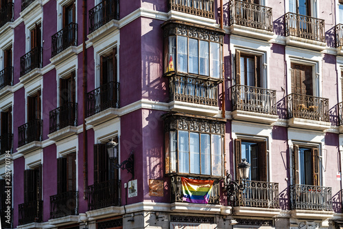 Fasada budynku w Madrycie, Hiszpania, wraz z tęczową flagą