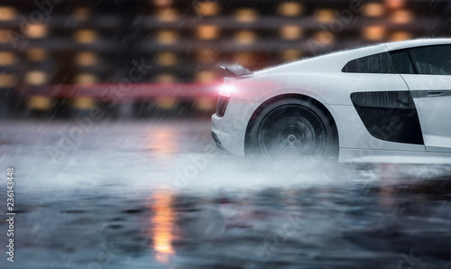 Sportwagen rast über nasse Straße