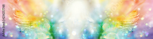 Banner extrabreit: Engel mit Flügeln in spektralfarbenem Licht 