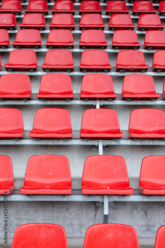 krzesła na stadionie czerwone