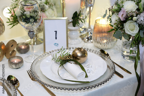 Piękna złota zastawa stołowa na stole bankietowym, ślub, wesele.