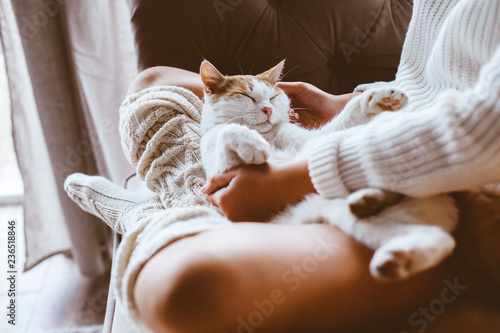 Dziewczyna z kotem relaksuje na kanapie
