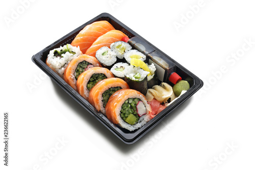Rolki sushi na tacce. Tacka sushi na białym tle.