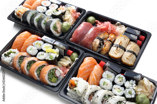 Sushi. Kompozycja tacek z rolkami sushi na białym tle.