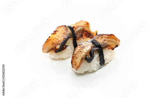Nigiri sushi z grillowanym węgorzem. Sushi na białym tle.