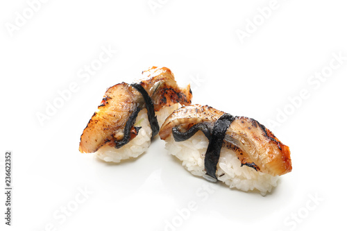 Sushi nigiri z grillowanym węgorzem. Sushi na białym tle.