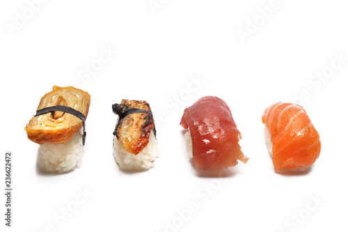 Sushi nigiri z łososiem, z tuńczykiem, z grillowanym węgorzem, z japońskim omletem na białym tle.