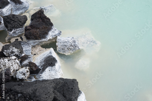Lava-Stein-Textur im milchig blauen Wasser an der blauen Lagune - Island 