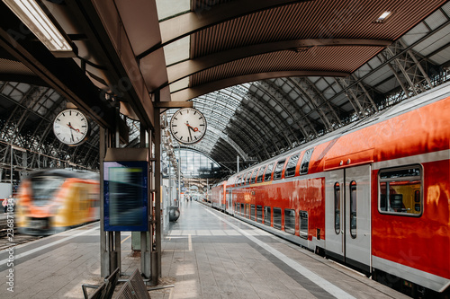 Bahnverkehr im Bahnhof mit Uhranzeige