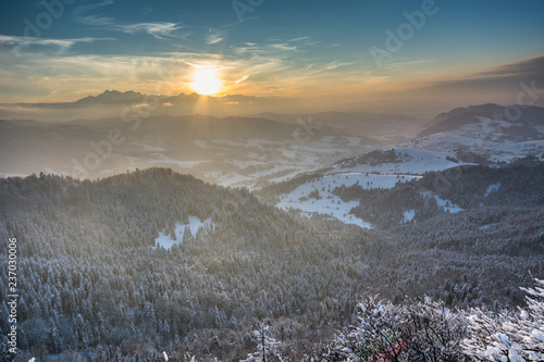 Zachód słońca nad Tatrami widziany z Wysokiej w Pieninach.
