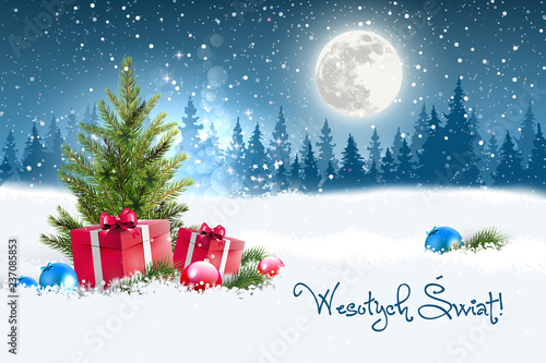 Koncepcja kartki świątecznej z napisem Wesołych Świąt po polsku. Zimowa nocna sceneria z księżycem w tle, w śniegu leżące koło choinki prezenty oraz porozrzucane bombki. Na niebie widać padający śnieg