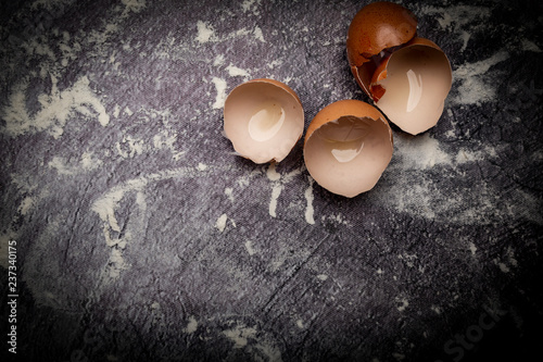 Skorupki jaj. Kulinarne tło, jajka, mąka składniki potrzebne do ciasta.