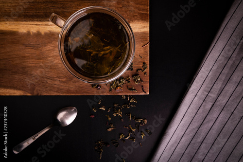 Zielona herbata. Filiżanka herbaty na drewnianym ciemnym tle.