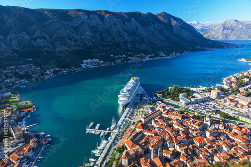 Widok z góry na duży statek turystyczny wpływa do Zatoki Kotorskiej w Czarnogórze