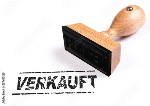 Text "Verkauft" auf weißes Blatt gestempelt.