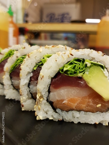 Sushi z tuńczykiem, łososiem, seriolą. Dodatkowo sezam, awokado i sałata wraz z serkiem Philadelphia 