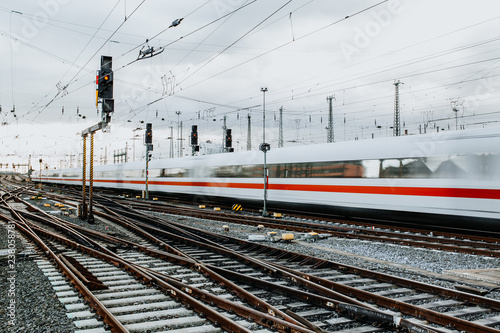 Zug mit hoher Geschwindigkeit von der Seite 