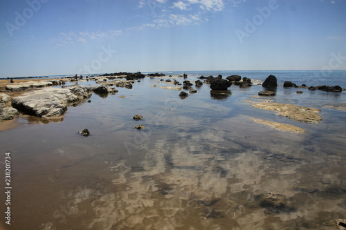 skały i kamienie wystające z morza przy brzegu scala dei turchi na sycylii
