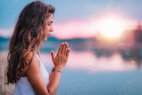 Medytować Modlitwa zamknięta żeńska ręka