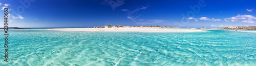 Elafonissi plaża z różowym piaskiem na Crete wyspie z lazur czystą wodą, Grecja, Europa