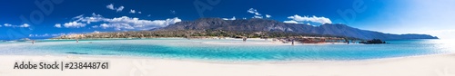Elafonissi plaża z różowym piaskiem na Crete wyspie z lazur czystą wodą, Grecja, Europa