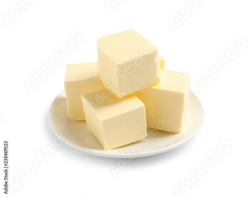 Ceramiczny talerz z rżniętym masłem na białym tle