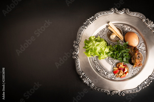 Seder, kolacja z okazji Paschy. Sederowy talerz na ciemnym tle
