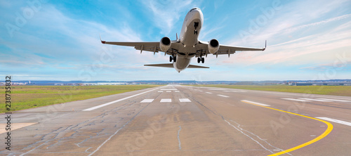 Samolot startuje z lotniska - Podróż transportem lotniczym