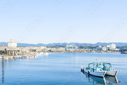 和歌山県田辺町の港と漁船