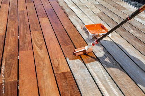 passage du saturateur sur terrasse en bois exotique