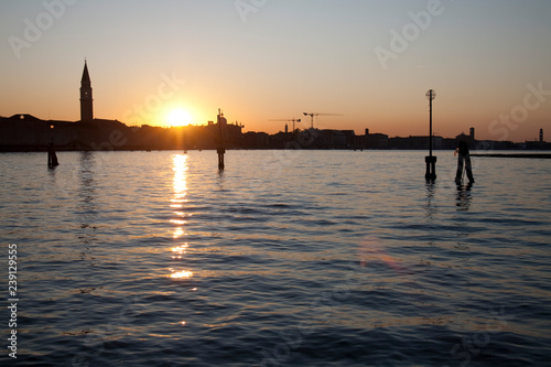 Wenecja o zachodzie słońca widziana z kanału