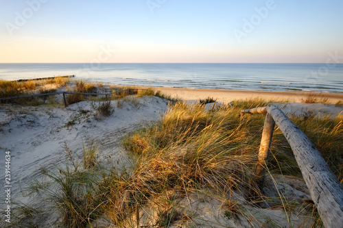 Wydmy nad Morzem Bałtyckim, wejście na plażę ,Dźwirzyno, Polska.