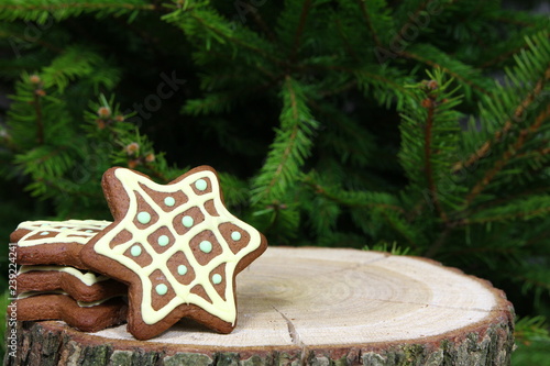Boże Narodzenie - święta - ręcznie zdobione domowe pierniki gwiazdki na tle choinki