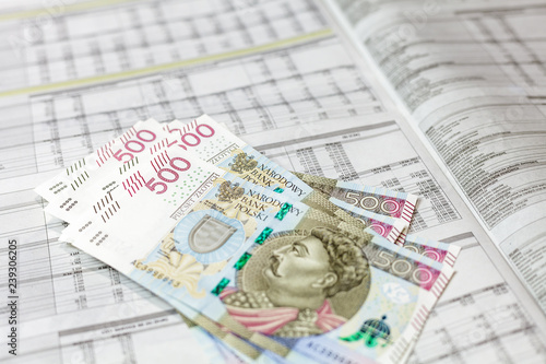 Plik banknotów 500 PLN na tle wyników finansowych spółek