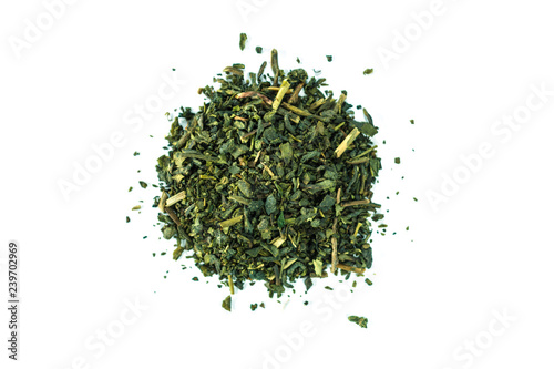 Rozsypisko zielona herbata na białym tle.