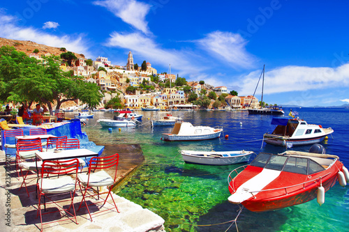 Tradycyjna kolorowa seria Grecji - piękna wyspa Symi (w pobliżu Rodos) Dodekanez