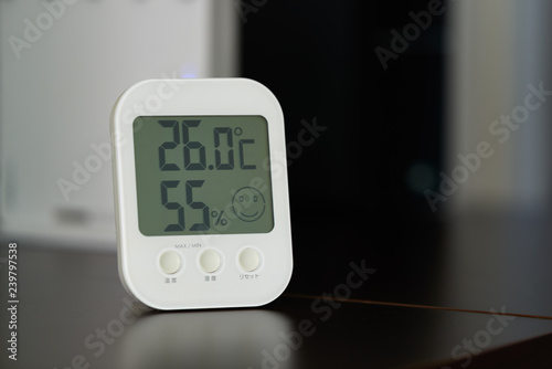 Indoor thermometer with humidity monitor