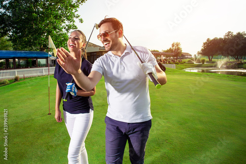 Para na polu gry w golfa i wyglądający na szczęśliwego - Image