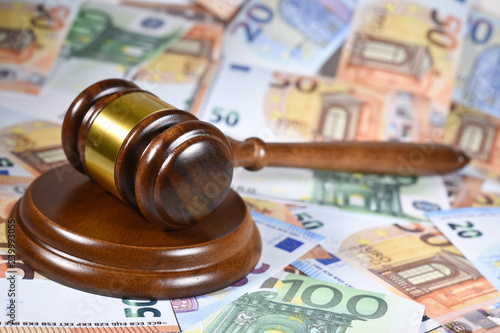marteau loi enchere justice decision jugement euro