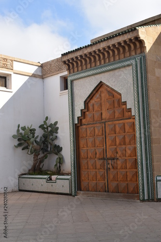 Wejście do budynku, orientalna brama
