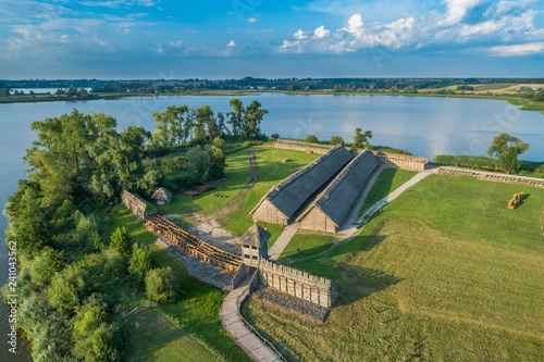 Starodawne zabudowania drewniane w Muzeum Biskupin, Polska