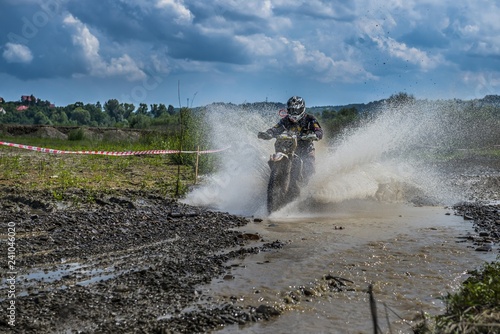 Motocyklista wyścig crossowy podczas przejazdu przez wodę