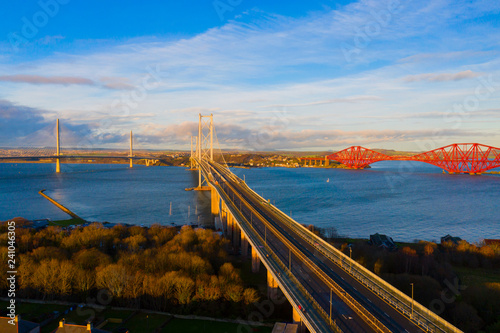 Trzy mosty, Forth Bridge Bridge, Forth Road Bridge i Queensferry Crossing, nad Firth of Forth w pobliżu Queensferry w Szkocji