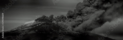 Erupcja Etny z chmurą popiołu